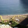 Spiaggia con ombrelloni gialli e depuratore.