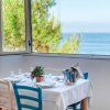 Tavolo apparecchiato con vista mare.