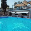 Piscina all'aperto accanto a edificio con tende.