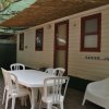 Casa mobile con veranda e tavolo bianco.